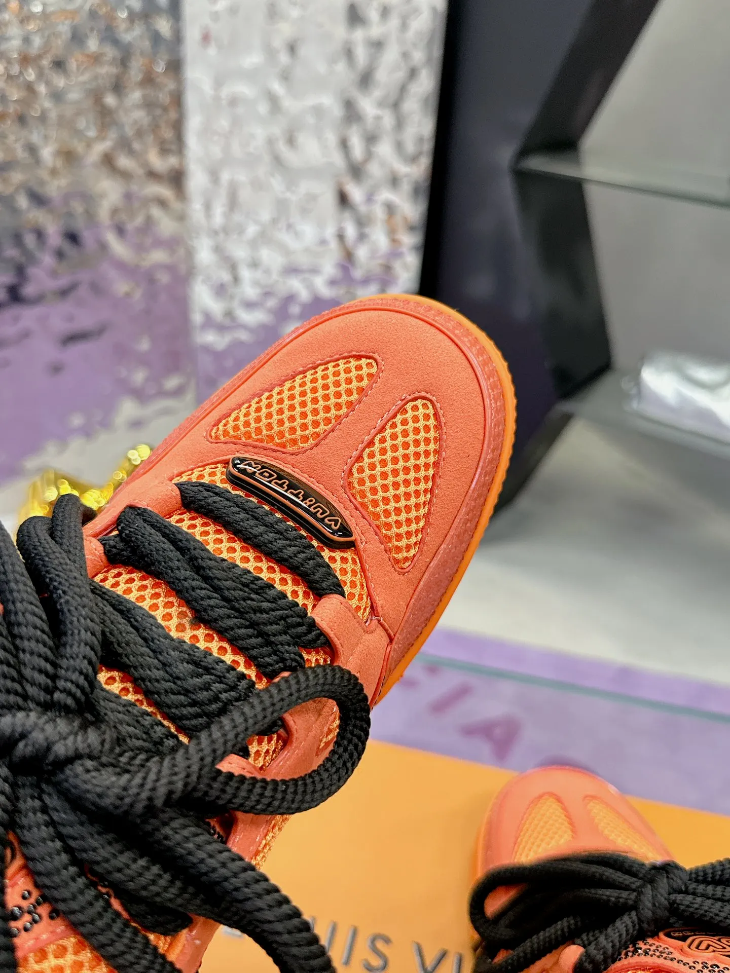 Men's shoes 💰900❤️❤️❤️ 𝙇𝙑 Bread shoes have added new colors 💓 Craftsmanship series 𝟐𝟎𝟐5/𝐒𝐒 𝐧𝐞𝐰 Louis Vuitton catwalk skate shoes are popular, LOUIS VUITTON Trainer is undoubtedly one of the most successful Sneakers launched by luxury brands, but the pace of exploration will not stop. LOUISVUITTON will also bring a new series of skateboard shoes in the spring of 2025. The new series in the picture returns to the 90s Chunky Skate Shoes look and feel. The uppers are made of leather and mesh. The fat silhouette and thick shoelaces are very eye-catching. It is expected to have quite a few colors like the Trainer. Judging from the previous DIOR show skate shoes, this chunky style may be even stronger next year. 💎 Size: Female 35-40 Male 39-46